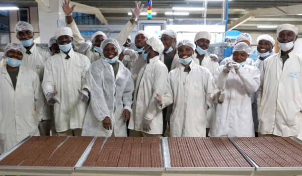 Fairafric Schokoladen sind von der Bohne bis zur Tafel in Ghana produziert! Denn der Weg aus der Armut ist die inländische Wertschöpfung.