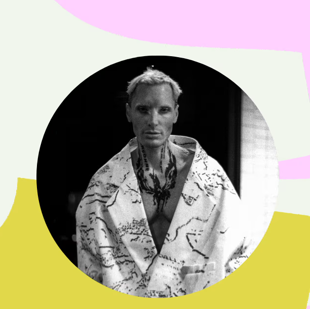 Connu comme le créateur de mode avant-gardiste des stars, Yannik Zamboni milite depuis ses débuts pour des conditions de travail équitables dans l’industrie textile. Il fait désormais partie du jury du Fair Fashion Award, qui se consacre précisément à ce thème cette année.
