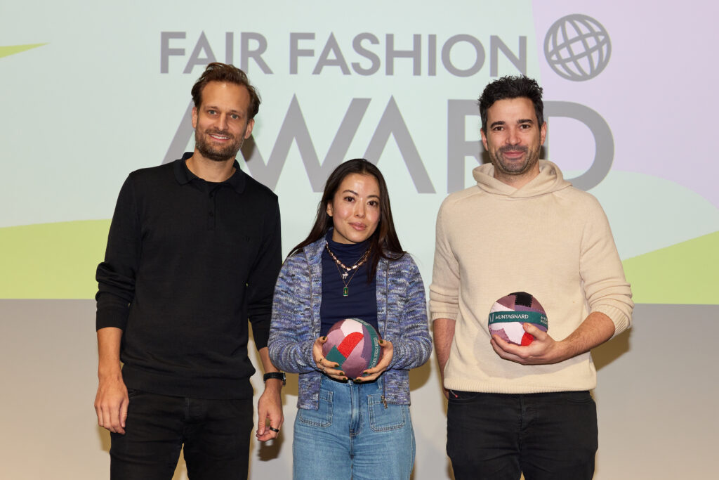Le Fair Fashion Award, la seule distinction suisse pour la responsabilité sociale et écologique dans l’industrie textile, est décerné en 2025 à Säntis Textiles dans la catégorie « Établi » et à Muntagnard dans la catégorie « Émergent ».