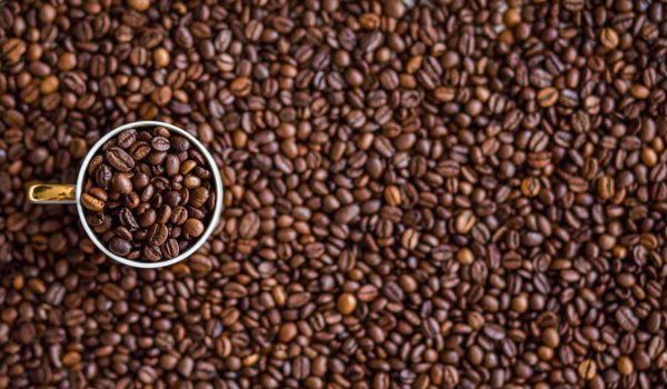 Der Kaffeekonsum nimmt weltweit jährlich zu. Viele Kaffeebauern- und bäuerinnen können hingegen von ihrer Arbeit immer noch nicht leben.